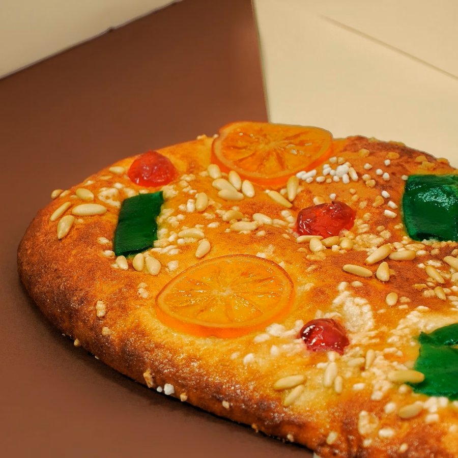 Coca de Sant Joan amb fruita confitada i pinyons