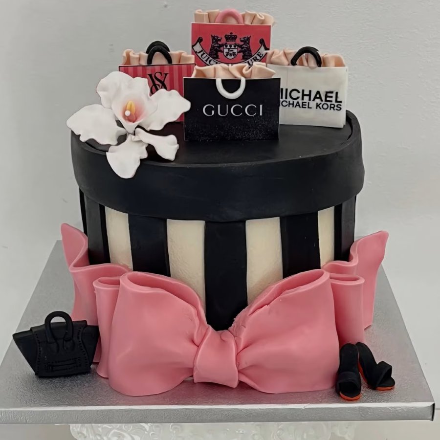 Pastís fondant de dos pisos en negre i rosa, amb bosses i un llaç