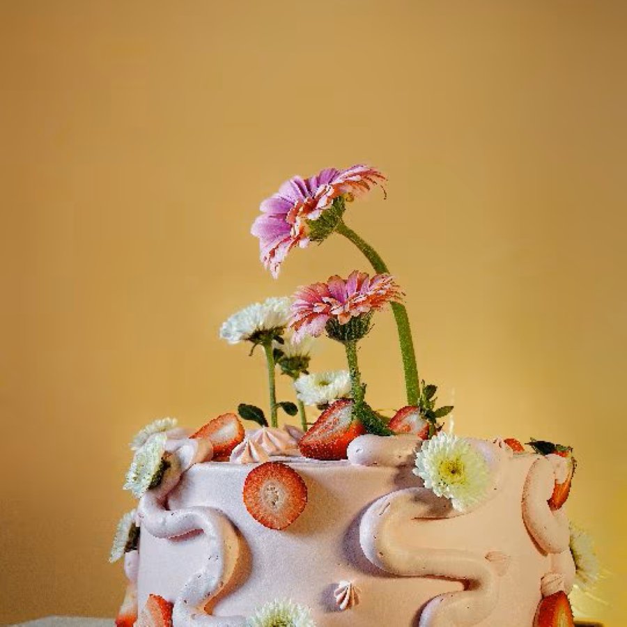 Pastís decorat amb maduixes i flors naturals