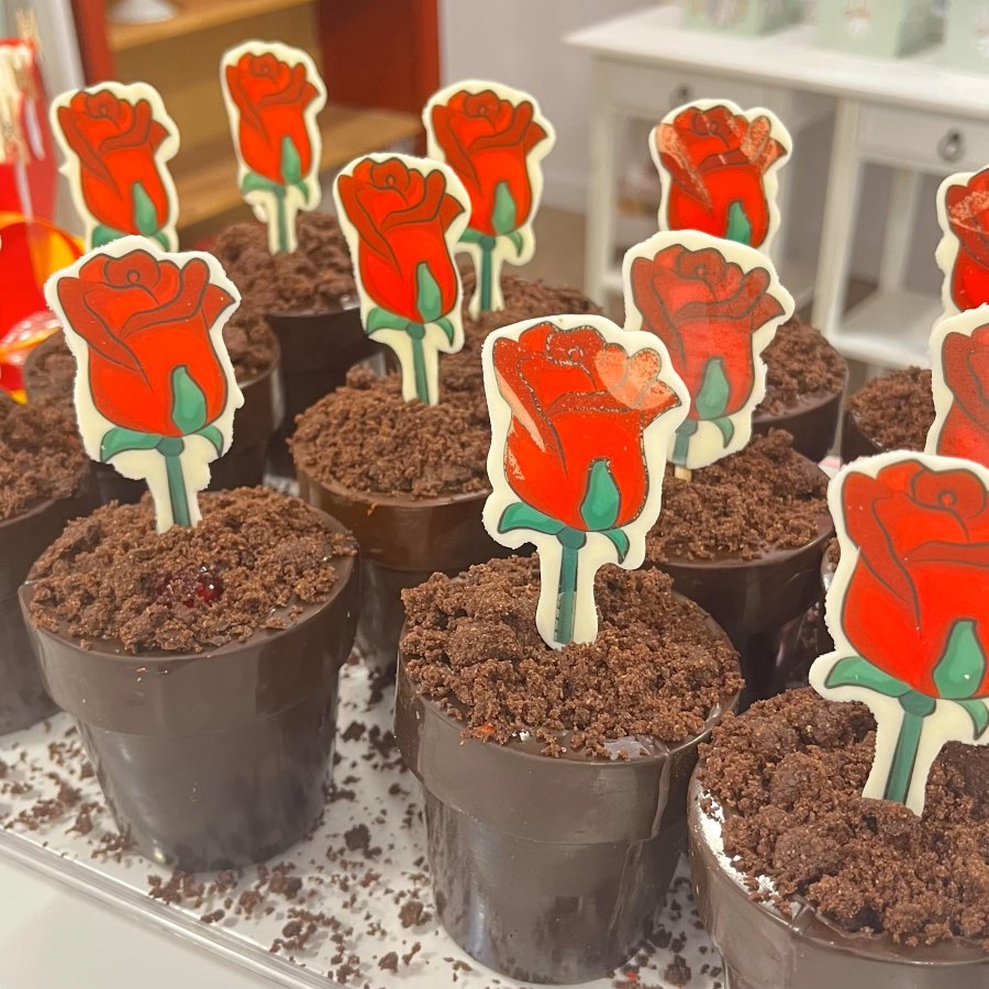 Gotets de xocolata decorats amb roses de Sant Jordi